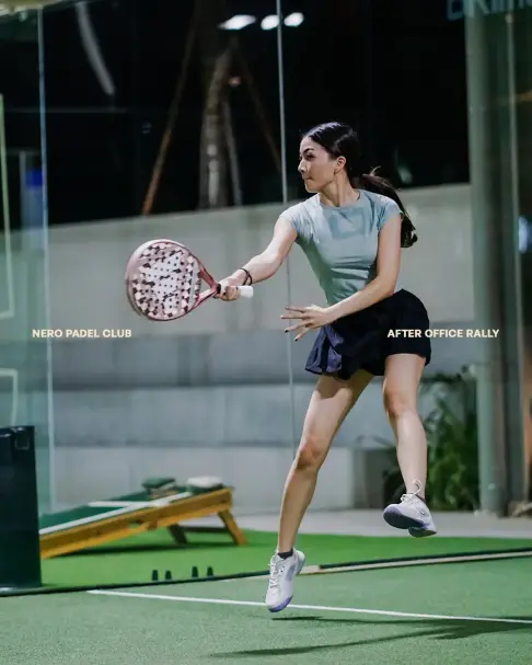 A player lunging for a forehand
